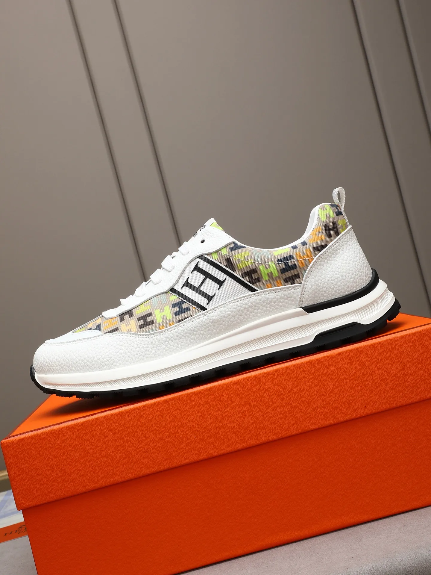 📛📛📛Men's shoes💰P400 (Hermes)🆕Men's color-blocked sneakers, with textured calfskin details. Spliced ​​with original cowhide, this shoe draws inspiration from the equestrian world, integrating technical details and practical functions. Breathable sheep lining, original combination outsole, high-end quality, and every detail is perfectly combined! Size: 38-44 (45 can be customized)